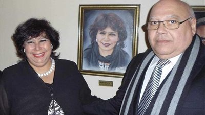 إنهيار الدكتورة إيناس عبد الدايم أثناء تشييع جنازة زوجها (صور)