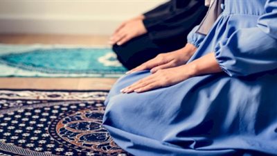 هل يجوز قراءة التشهد من ورقة أثناء الصلاة؟ الإفتاء تُجيب