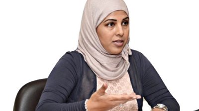 منيرة سوار | روائية بحرينية واجهت الأعراف البالية بـ«نساء المتعة»