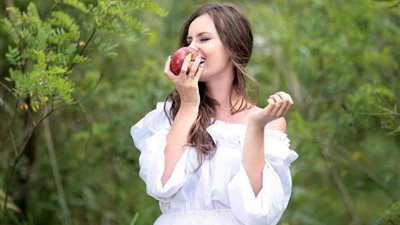 سر سعادة المرأة في اللون الأبيض