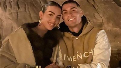 رونالدو يغازل خطيبته جورجينا رودريجيز ويشبهها بنجوم العلا السعودية (صور)