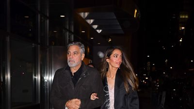 أمل كلوني بفستان قصير من الريش في سهرة خاصة مع زوجها (صور)