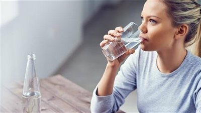 4 مشروبات وأطعمة لتحسين الحالة المزاجية (إنفوجراف)