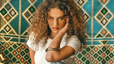 إليانا تنشر صورها مع الأهرامات وتعليق مثير من منى زكي