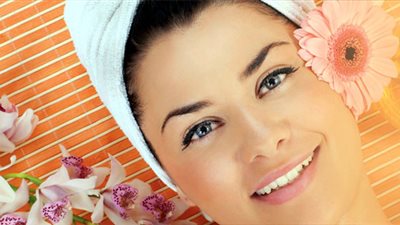 أفضل ماسكات طبيعية لنضارة البشرة قبل حفل رأس السنة