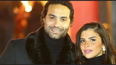 كريم فهمي وزوجته يؤديان مناسك العمرة (صور)