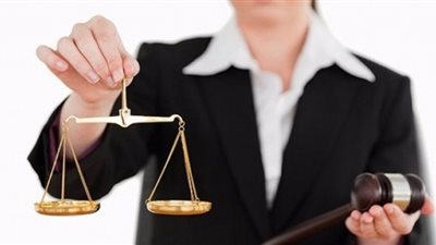 5 مميزات تشجعك على الزواج من محامية