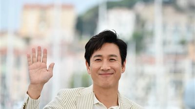 العثور على جثة الممثل الكوري لي سون منتحرا في سيارته