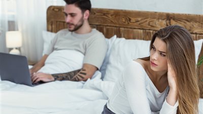 4 طرق للتعامل مع الزوج المشغول دائما