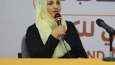 فكرية شحرة | كاتبة يمنية أثرت البيئة المحافظة على أعمالها