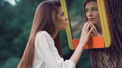 3 طرق للتعامل مع الأخت النرجسية 