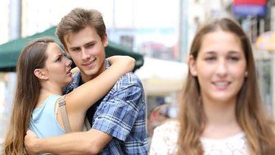 4 طرق لجعل زوجك لا ينظر إلى غيرك 