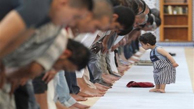 هل يجوز إصطحاب الأطفال إلى المساجد؟ «الإفتاء تُجيب»