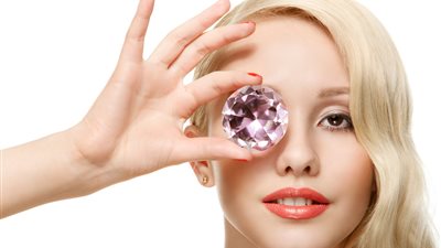 تدليك البشرة بالأحجار الكريمة يجدد شبابك.. 6 أنواع 