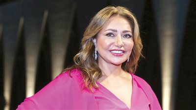 ليلى علوي تعود إلى موسم الرياض بمسرحية «الصندوق الأحمر» 