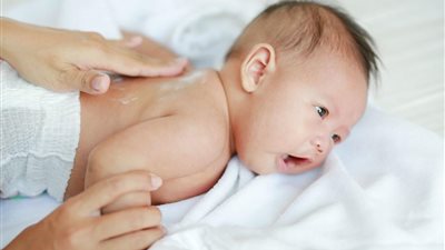 5 نصائح للعناية ببشرة طفلك حديث الولادة في الشتاء 