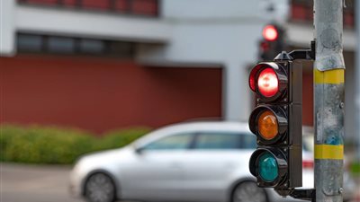  تفسير رؤية إشارة المرور في المنام للعزباء والمتزوجة