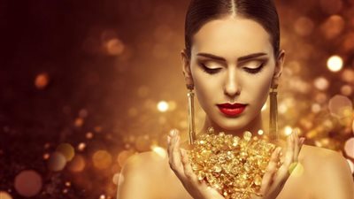 خطوات تطبيق مكياج ذهبي ناعم لشتاء 2024