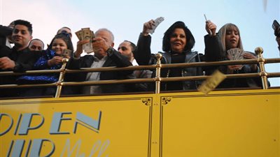 عنبة يعلق على جدل إلقائه الدولارات في عرض «عصابة عظيمة»