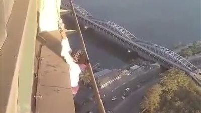 فيديو صادم يكشف لحظات سقوط فتاة من الطابق الـ26 بفندق شهير (صور)