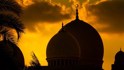  تفسير حلم سماع الأذان  فى المنام للعزباء والمتزوجة والحامل