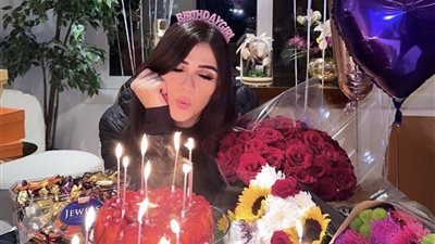 ياسمين عبد العزيز تحتفل بعيد ميلادها في غياب أحمد العوضي (صور)