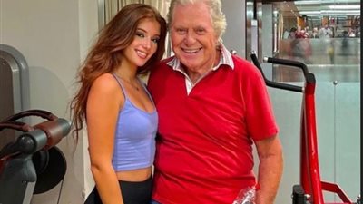 أول تعليق من حسين فهمي على أنباء زواجه من الموديل مريم علاء