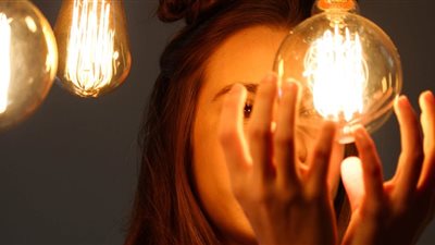 تفسير رؤية اللمبة في المنام للعزباء والمتزوجة