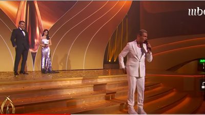 الهضبة يداعب عمرو أديب في joy awards: احسدني تاني (فيديو)