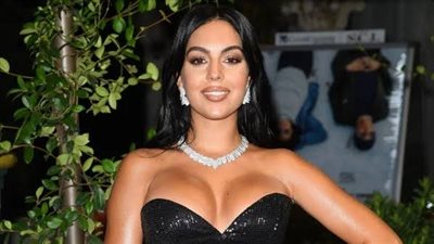 جورجينا رودريجيز تخطف الأنظار بإطلالة فضية مكشوفة في Joy awards (صور)