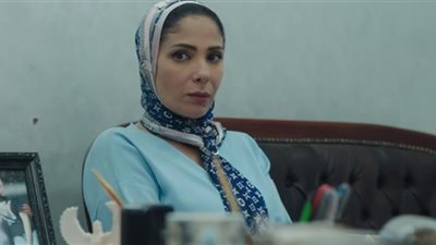 منى زكي تتعرض لهجوم حاد في القاهرة مكة والجمهور: «سيجارة وحجاب؟» 