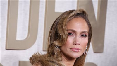 جينيفر لوبيز تستعد لـ عيد الحب بإطلالة حمراء ساخنة (صور) 