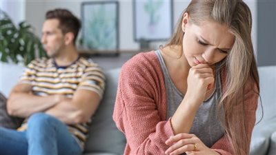 زوجي يحلف بالطلاق على كل شيء فماذا أفعل؟ «الإفتاء تُجيب»