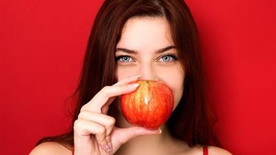 3 أضرار غير متوقعة لتناول التفاح قبل النوم 