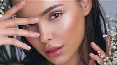 أفضل أنواع الهايلايتر لبشرة مضيئة وجذابة | صور