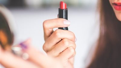 تفسير رؤية أحمر الشفاه في المنام للعزباء والمتزوجة
