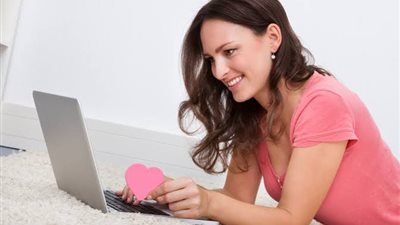 3 طرق للحفاظ على العلاقة الإلكترونية مع حبيبك