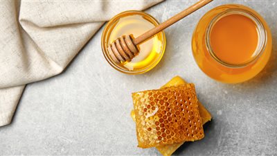  تفسير رؤية العسل الأبيض في المنام للعزباء والمتزوجة