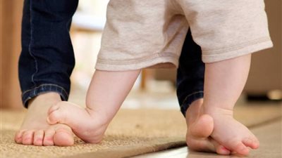 6 خطوات لعلاج تقوس الساقين عند الأطفال