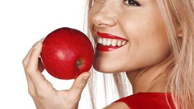 3 أضرار غير متوقعة لتناول التفاح قبل النوم (إنفوجراف)