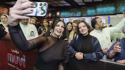 منى زكي تحتفل بالعرض الخاص لـ«رحلة 404» بالسعودية