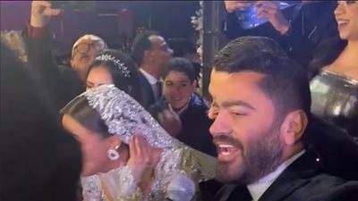 نجوم الفن والغناء في حفل زفاف ابنة عصام كاريكا (فيديو)