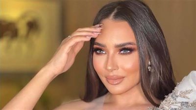 ساندي تروي قصة الموديل التي أصابت تامر حسني (فيديو)