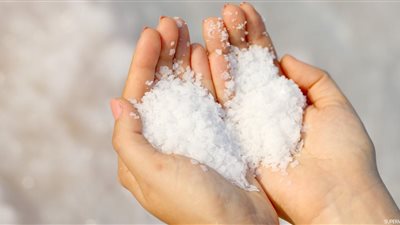 تفسير رؤية الملح في المنام للعزباء والمتزوجة