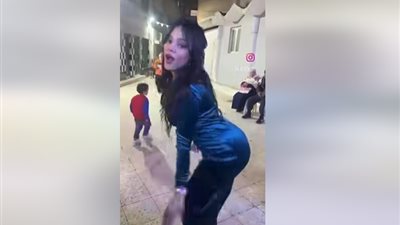 الفستان الأزرق يعود | رقص مثير من فتاة في الشارع يشعل الغضب (فيديو)