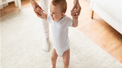 4 أسباب وراء تأخر المشي لدى الأطفال (إنفوجراف)