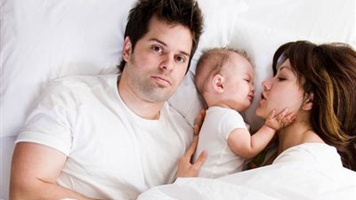 5 حلول لمواجهة غيرة الزوج من المولود الجديد 