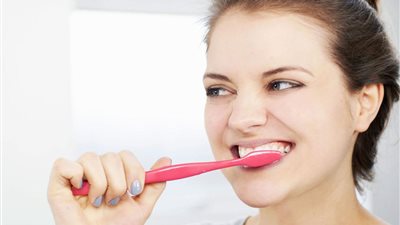 4 مخاطر صحية لإهمال تنظيف الأسنان أبرزها «الضعف الجنسي»