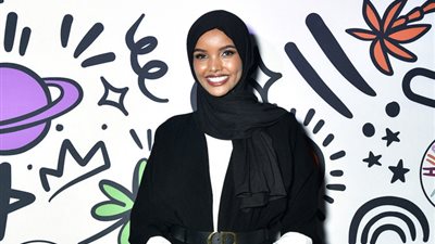 حليمة عدن تخطف الأنظار في أسبوع موضة نيويورك بزهور الفاوانيا (صور) 