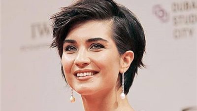 توبا بويوكستون تخطف الأنظار في عرض مسلسلها الجديد بإطلالة دولتشي آند جابانا (صور)